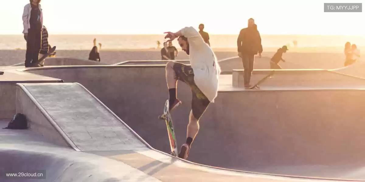 「球星同款、限量周边,做朋友圈最靓的体育潮人!👕点击抢购,手慢无!」